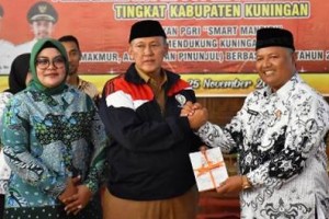 Bupati Kuningan dan Ketua PGRI Kuningan berfoto bersama pada Puncak HUT PGRI.